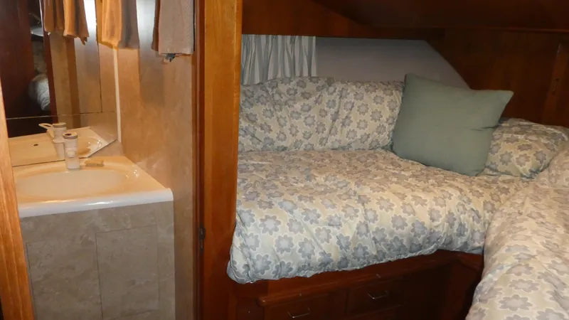 Slide: The Image of Cozy cabin interior of 1993 Ocean Alexander 440 Sundeck CPMY with bed and sink. - 39