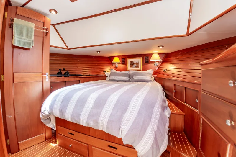 Slide: The Image of Grand Banks 49 Eastbay SX w/Side Door 2005 - 31