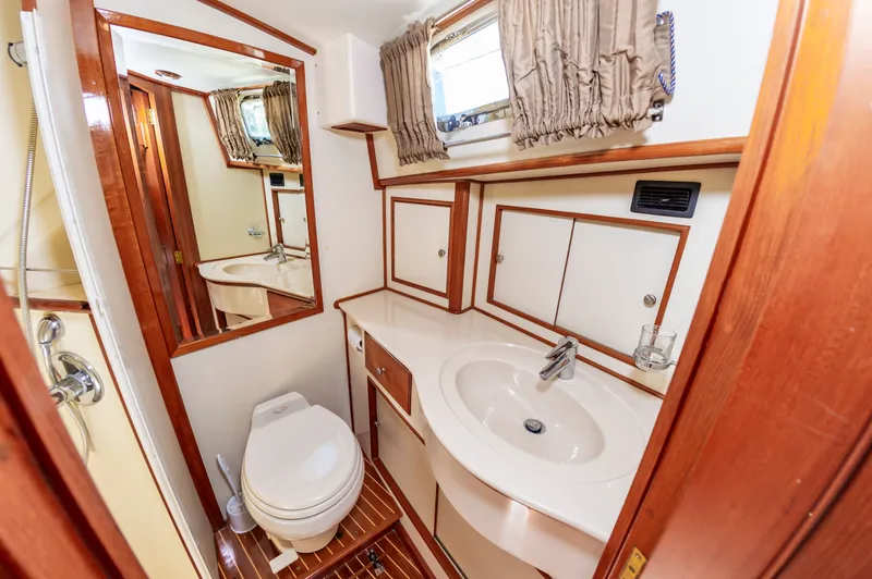 Slide: The Image of Grand Banks 49 Eastbay SX w/Side Door 2005 - 34