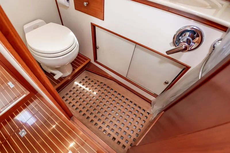 Slide: The Image of Grand Banks 49 Eastbay SX w/Side Door 2005 - 40