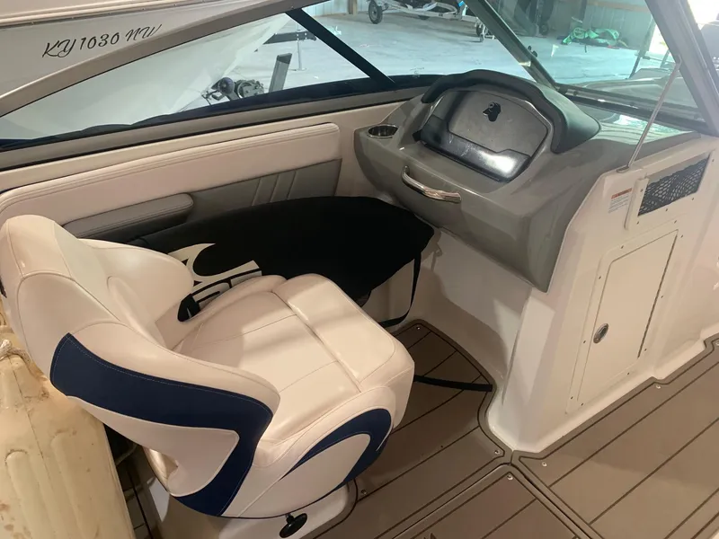 Slide: The Image of 2020 Chaparral 21 Surf boat interior with white and blue captain's seat and dashboard. - 18