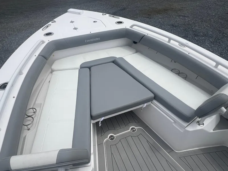 Slide: The Image of 2023 Everglades 253 CC boat interior with gray and white cushioned seating. - 14