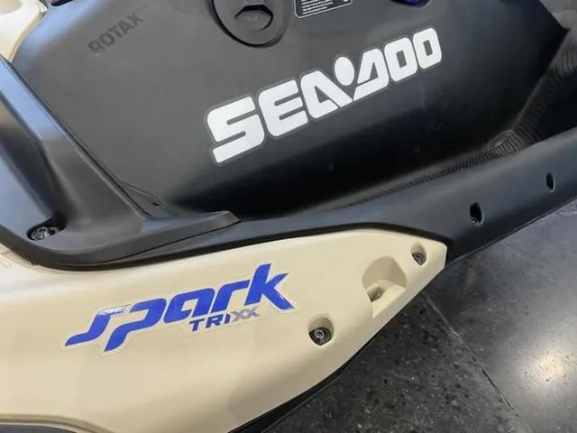 Slide: The Image of Sea-Doo Spark Trixx for 1 2025 - 10