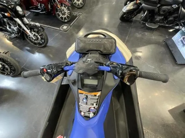 Slide: The Image of Sea-Doo Spark Trixx for 1 2025 - 8