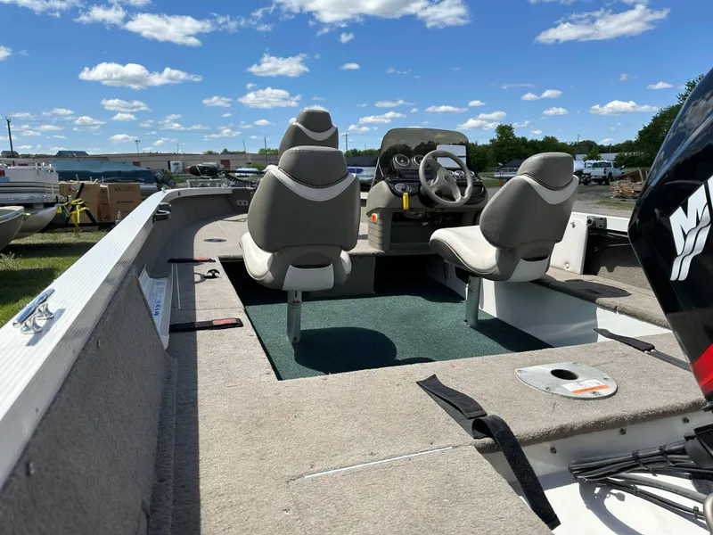 Slide: The Image of 2004 Crestliner 1750 Fish Hawk SC boat interior with seating and steering console. - 13