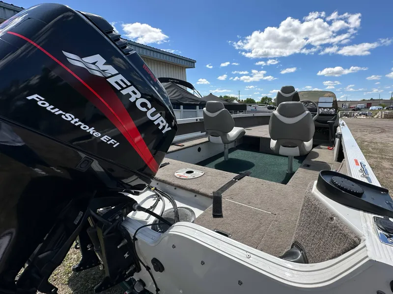 Slide: The Image of 2004 Crestliner 1750 Fish Hawk SC boat with Mercury FourStroke EFI engine, under blue sky. - 15