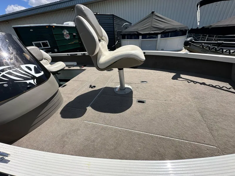 Slide: The Image of 2004 Crestliner 1750 Fish Hawk SC boat with swivel seat and spacious deck. - 5