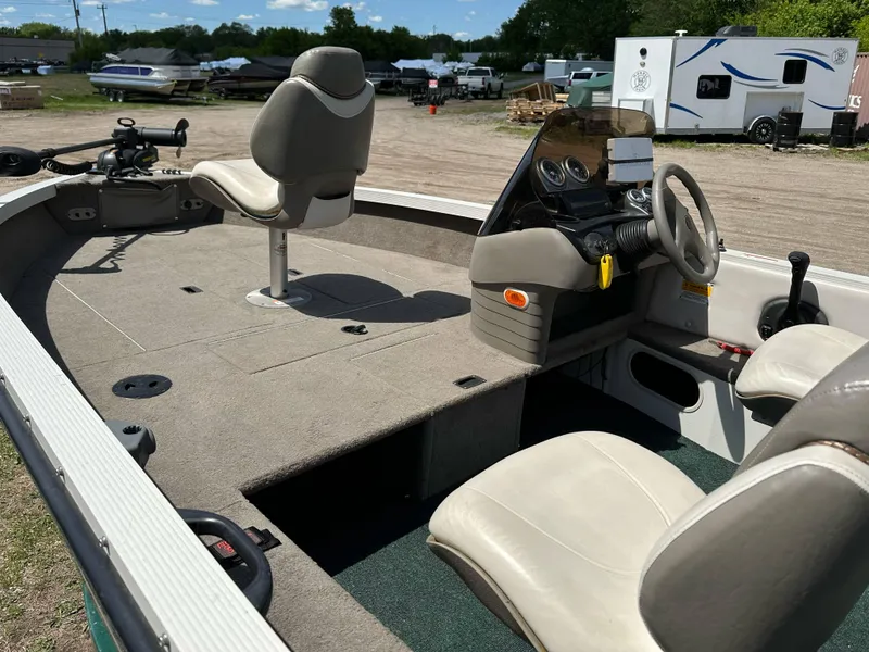 Slide: The Image of 2004 Crestliner 1750 Fish Hawk SC boat interior with seating and steering console. - 7