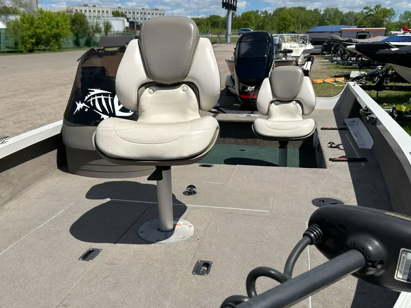 Slide: The Image of 2004 Crestliner 1750 Fish Hawk SC boat with swivel seats and fishing deck. - 8