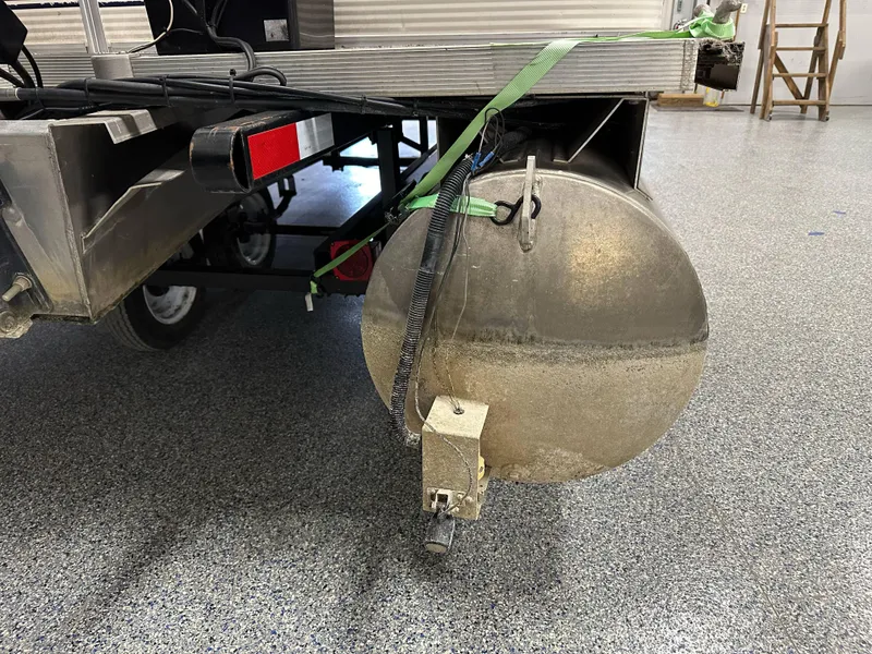 Slide: The Image of Trailer hitch and propane tank on a 1998 Sylvan Elite 20 boat trailer. - 16
