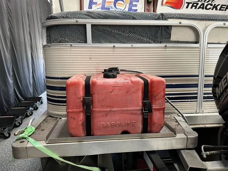 Slide: The Image of Red gasoline container on 1998 Sylvan Elite 20 boat deck. - 18