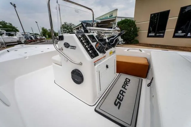 Slide: The Image of Sea Pro 172 Bay 2025 - 8