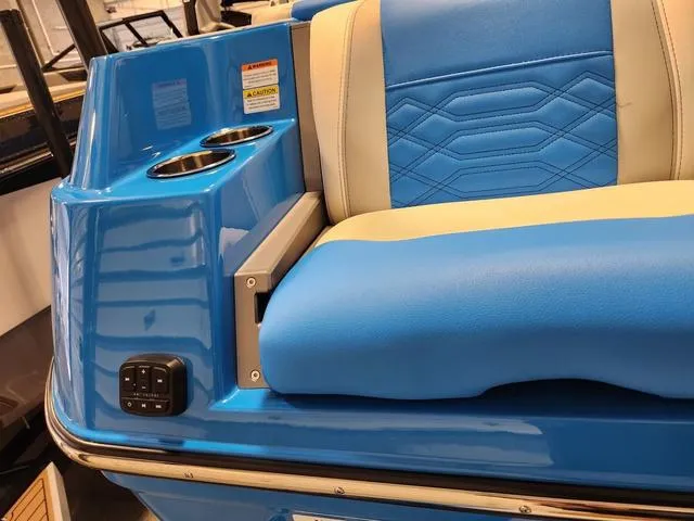 Slide: The Image of Malibu 26 LSV 2023 - 12