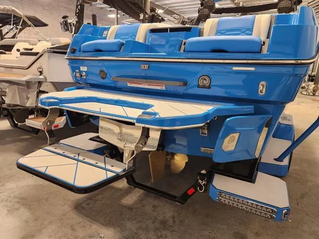 Slide: The Image of Malibu 26 LSV 2023 - 25