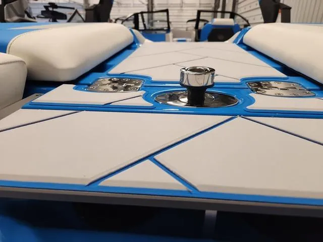 Slide: The Image of Malibu 26 LSV 2023 - 26