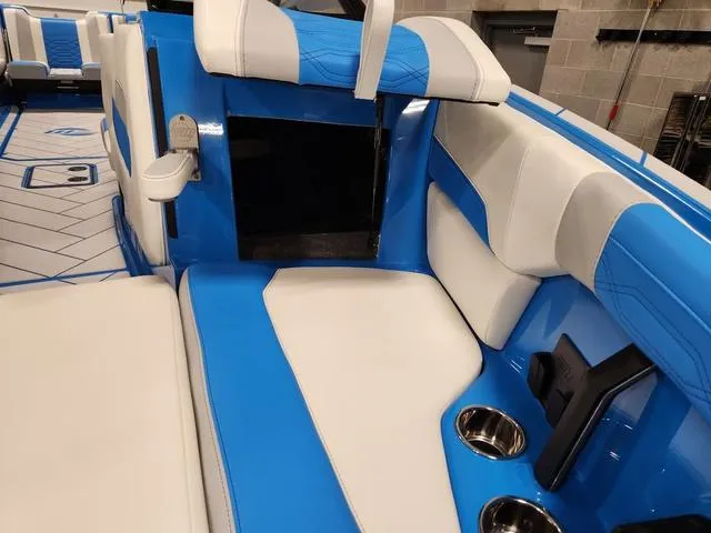 Slide: The Image of Malibu 26 LSV 2023 - 41