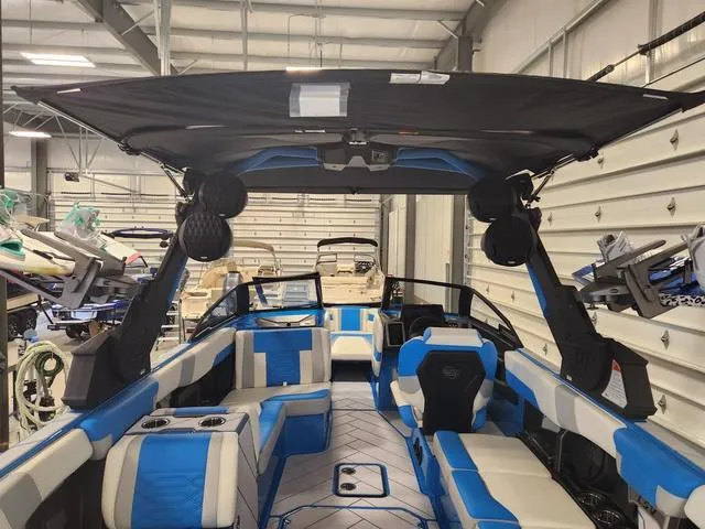 Slide: The Image of Malibu 26 LSV 2023 - 47