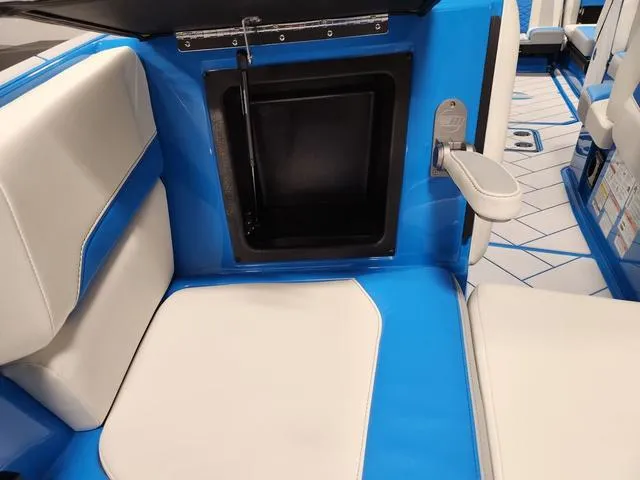 Slide: The Image of Malibu 26 LSV 2023 - 57