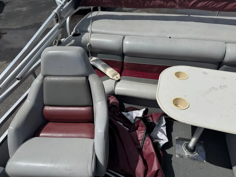 Slide: The Image of Interior of a 2001 Paragon 2200SE boat with seating and table. - 13