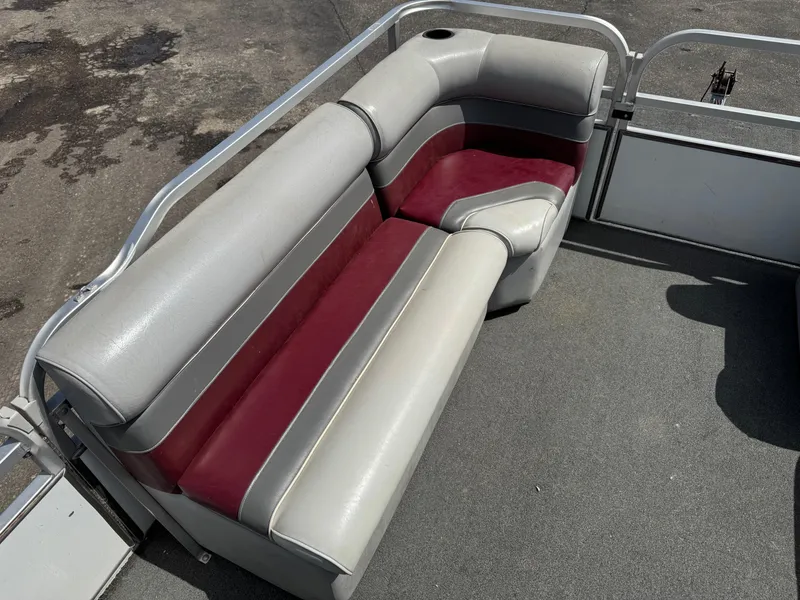 Slide: The Image of Gray and red seating on a 2001 Paragon 2200SE boat deck. - 7