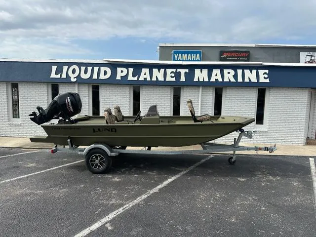 Slide: The Image of Lund Predator 1760 SC 2025 - 1