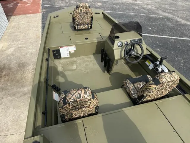 Slide: The Image of Lund Predator 1760 SC 2025 - 10