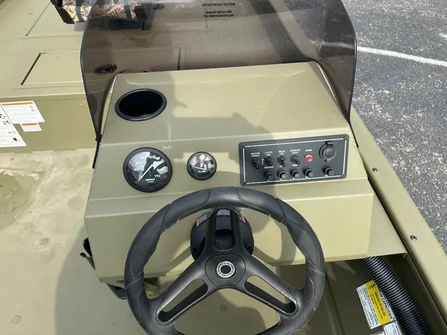 Slide: The Image of Lund Predator 1760 SC 2025 - 11