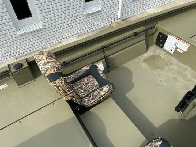 Slide: The Image of Lund Predator 1760 SC 2025 - 12