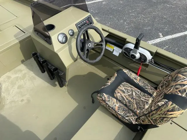 Slide: The Image of Lund Predator 1760 SC 2025 - 13