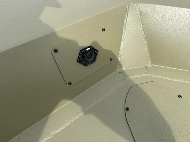 Slide: The Image of Lund Predator 1760 SC 2025 - 15