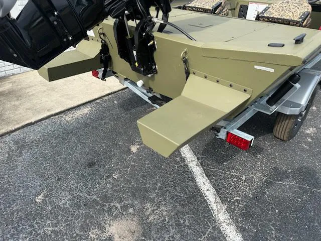 Slide: The Image of Lund Predator 1760 SC 2025 - 16