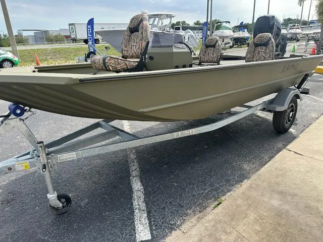 Slide: The Image of Lund Predator 1760 SC 2025 - 6