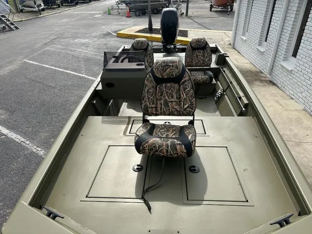 Slide: The Image of Lund Predator 1760 SC 2025 - 7