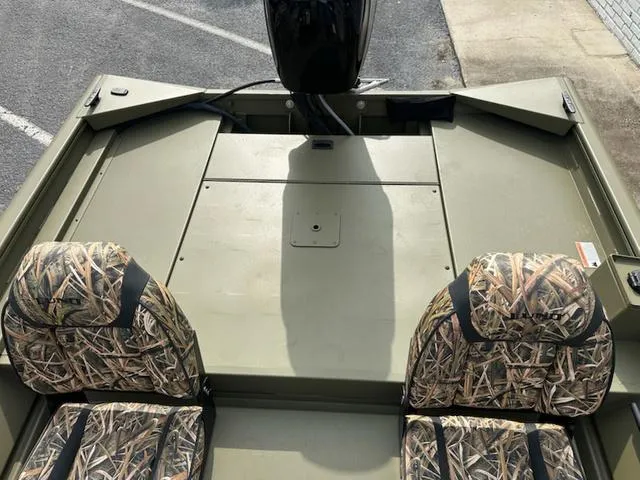 Slide: The Image of Lund Predator 1760 SC 2025 - 8