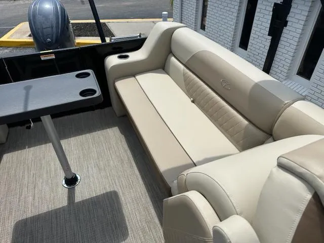 Slide: The Image of Veranda Vista View 22RC 2025 - 12