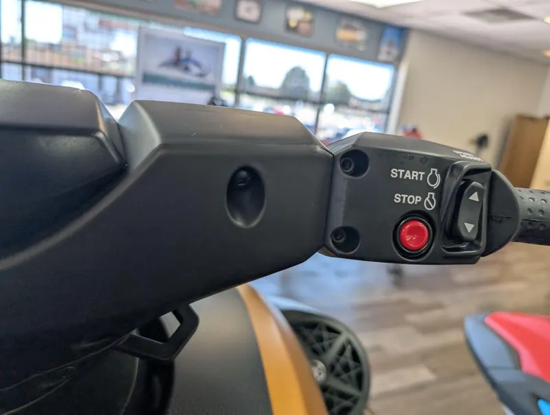 Slide: The Image of 2025 Yamaha FX Cruiser HO handlebar controls with start and stop buttons in showroom. - 14