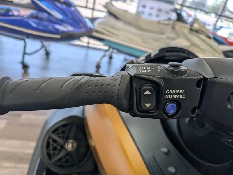 Slide: The Image of 2025 Yamaha FX Cruiser HO handlebar controls with cruise and no wake features. - 15