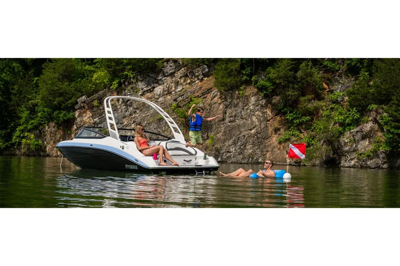 Slide: The Image of Yamaha 195S 2025 - 10