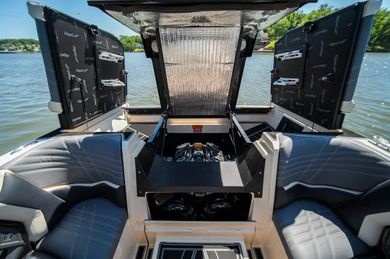 Slide: The Image of Tigé Ultré 23ZX 2025 - 50