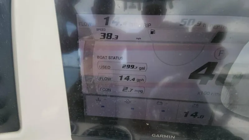 Slide: The Image of Robalo 246 Cayman 2020 - 55