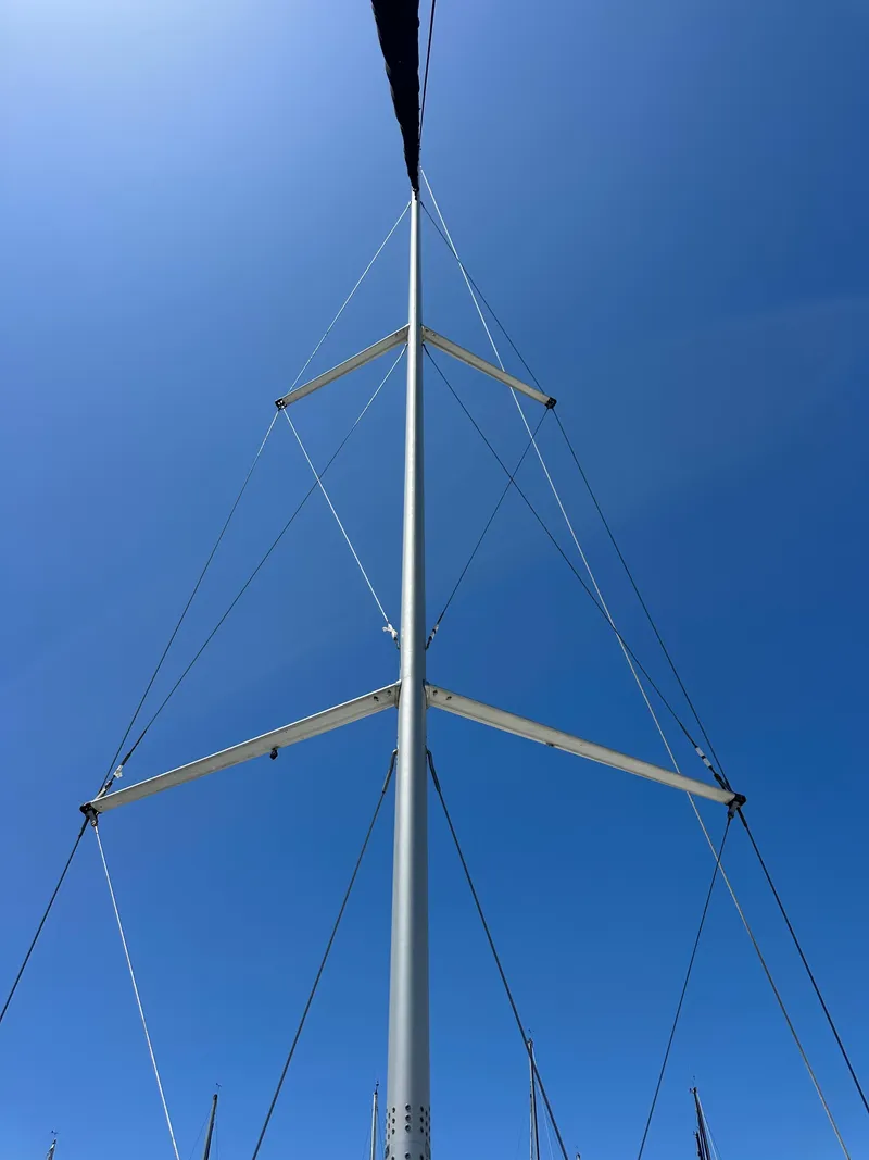 Slide: The Image of Mast of 2013 Hunter 33 sailboat against clear blue sky. - 16