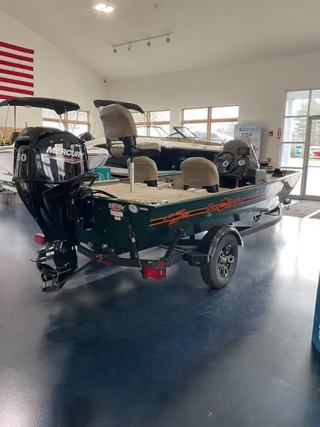 Slide: The Image of 2025 Tracker BT CLASSIC SE boat with Mercury engine displayed indoors. - 5