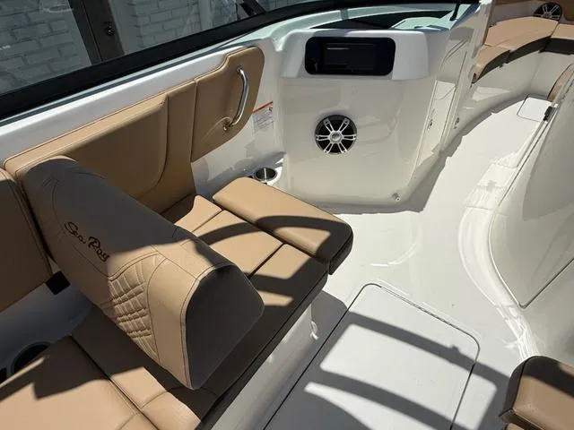 Slide: The Image of Sea Ray SDX 250 Outboard 2025 - 12