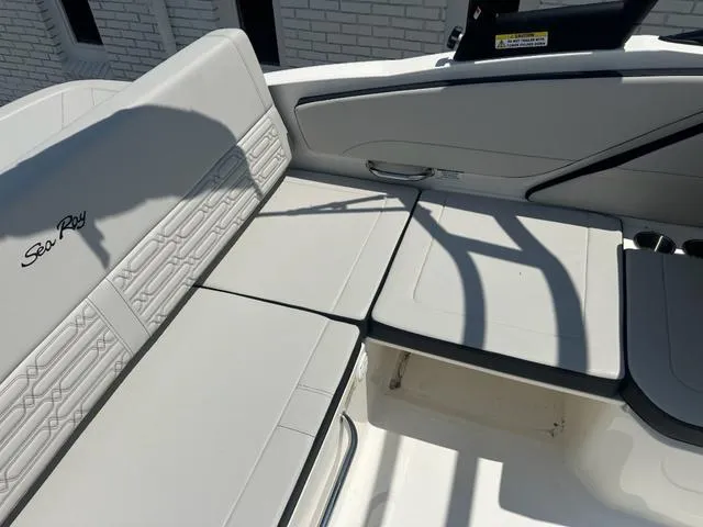 Slide: The Image of Sea Ray SPX 210 2025 - 10