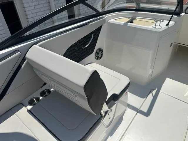 Slide: The Image of Sea Ray SPX 210 2025 - 11