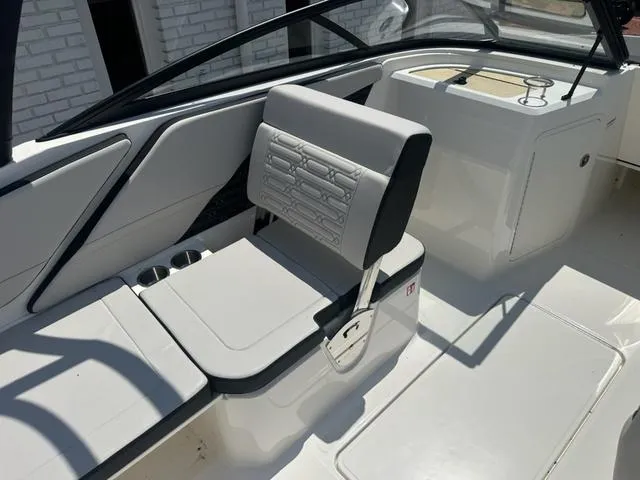 Slide: The Image of Sea Ray SPX 210 2025 - 12