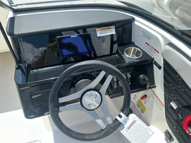 Slide: The Image of Sea Ray SPX 210 2025 - 14