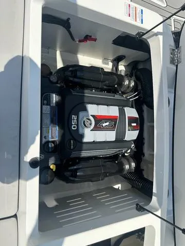 Slide: The Image of Sea Ray SPX 210 2025 - 16