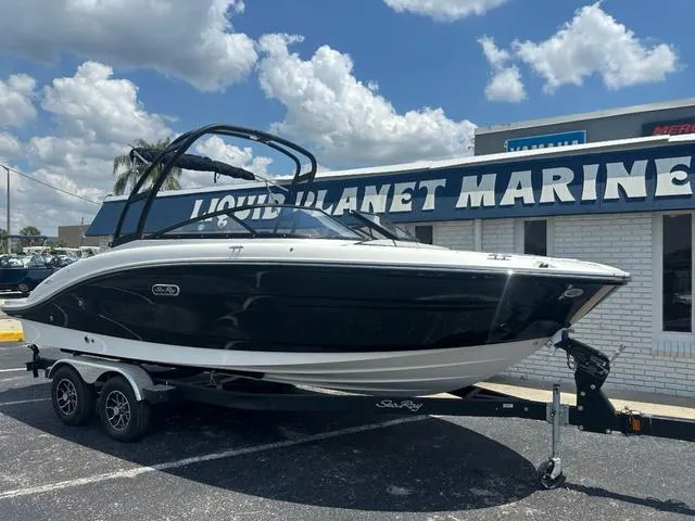 Slide: The Image of Sea Ray SPX 210 2025 - 3