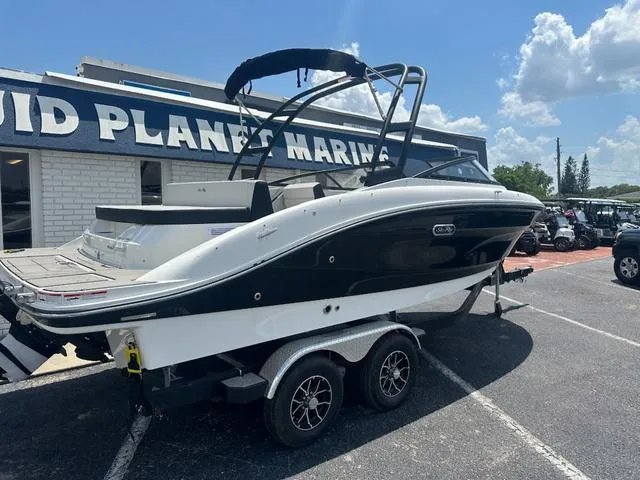 Slide: The Image of Sea Ray SPX 210 2025 - 4